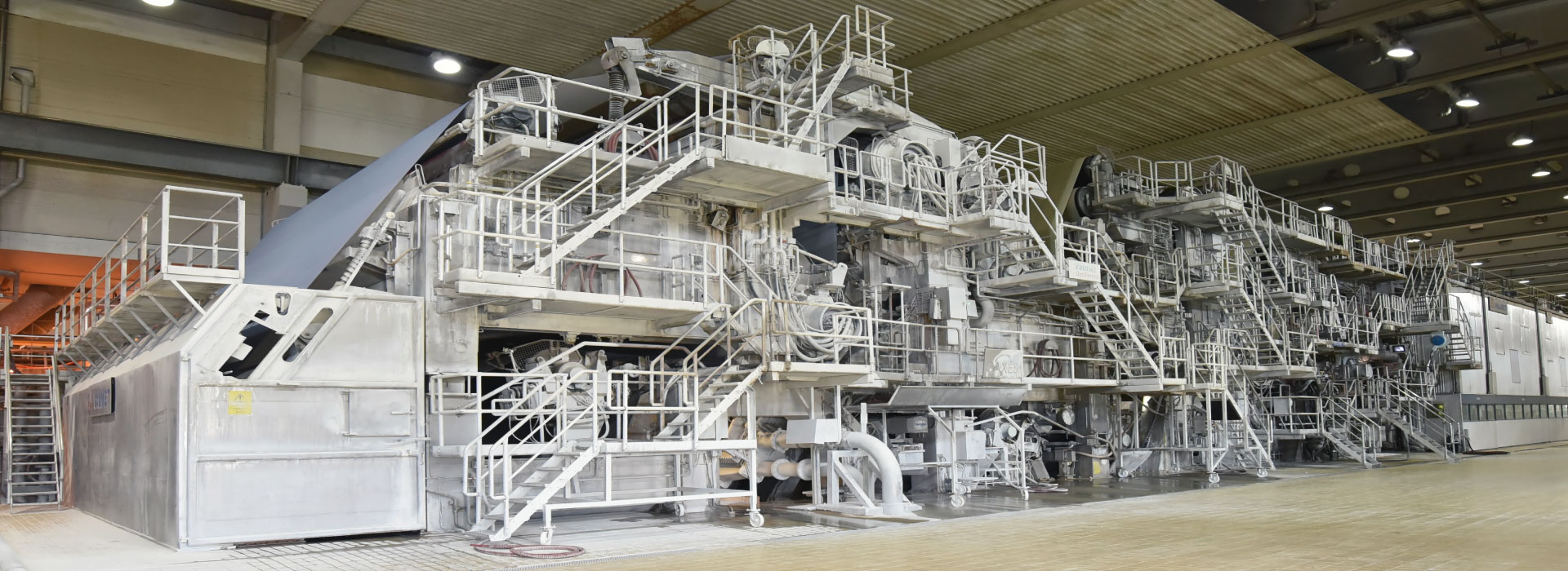 Papiermaschine / paper machine © Adobe Stock