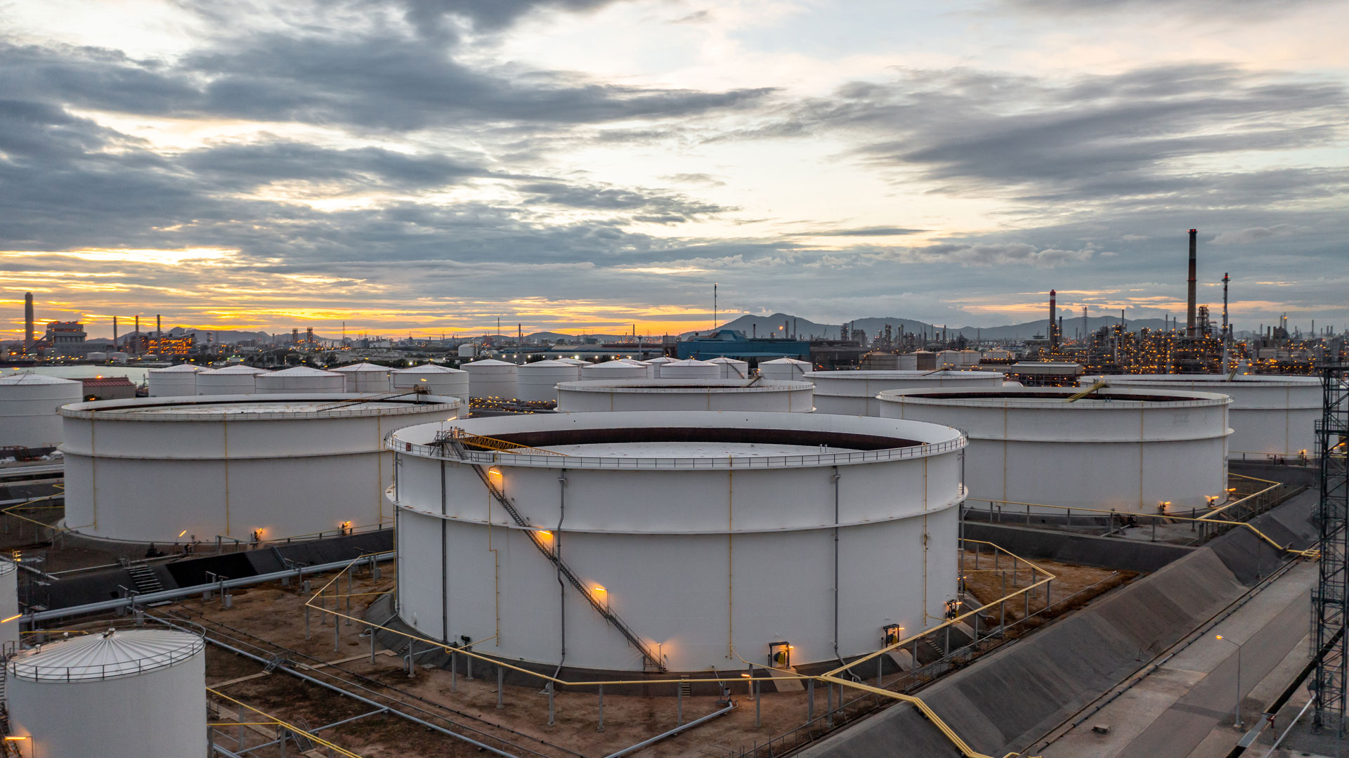 Oil storage tank © Adobe Stock