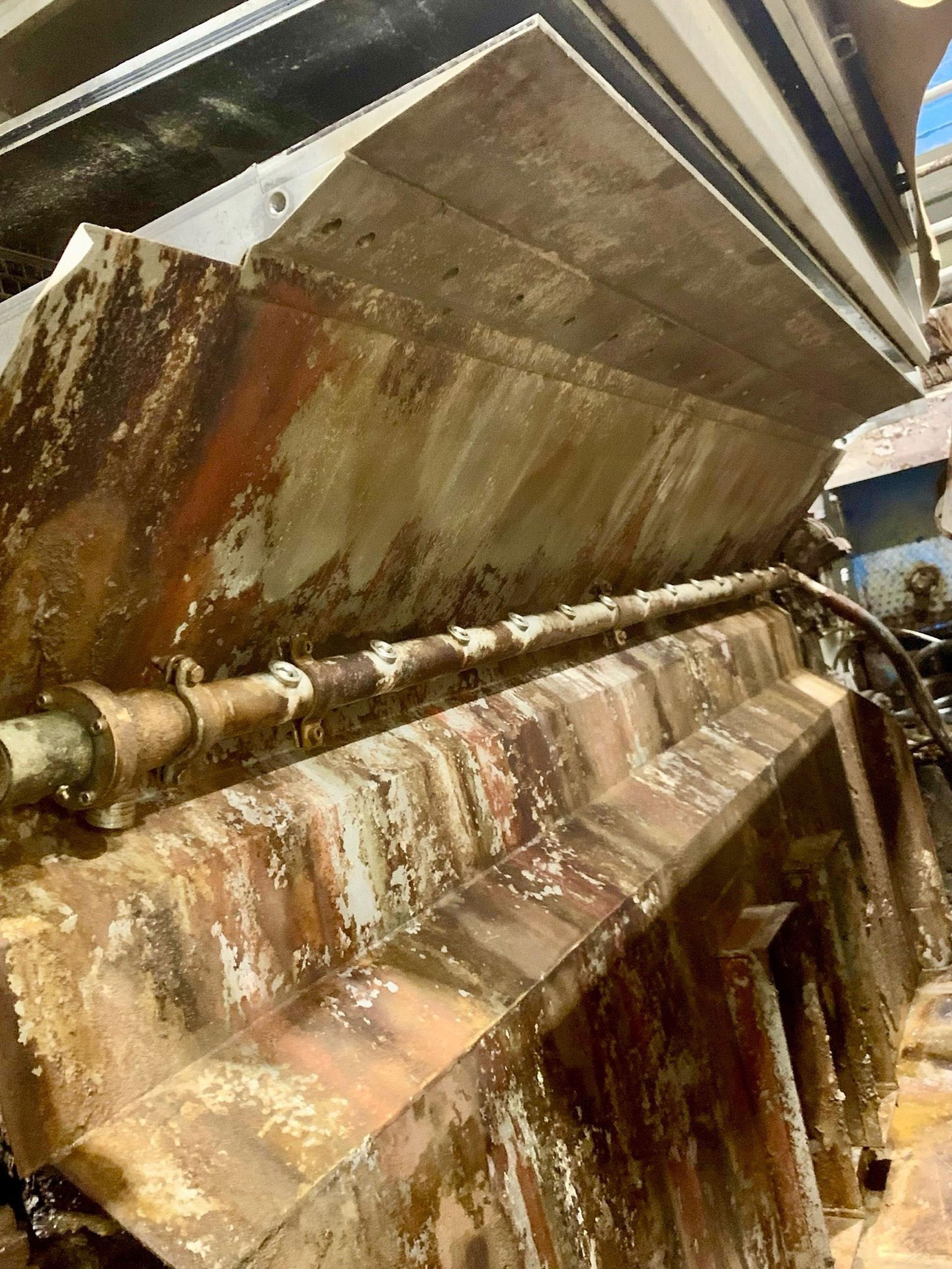 Stoffauflauf mit Ablagerungen / Headbox with deposits © Bruserv Industrie Service Brunner KG