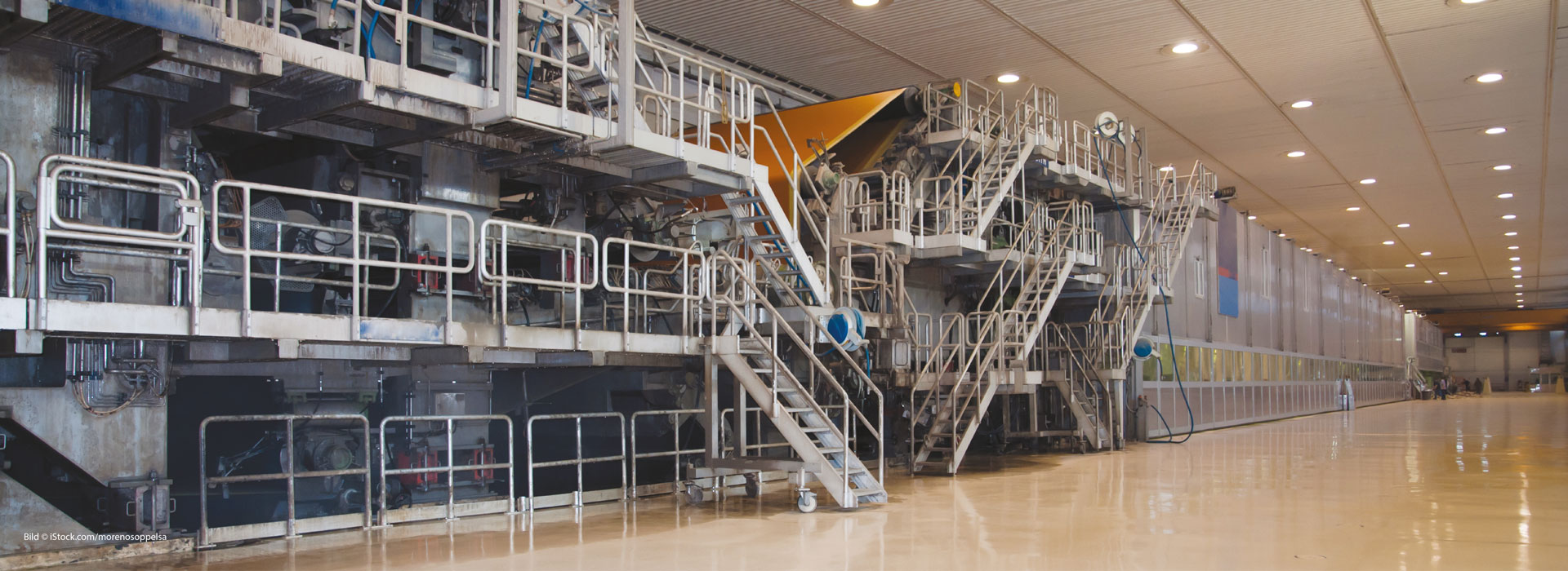 Papiermaschine / paper machine © iStock